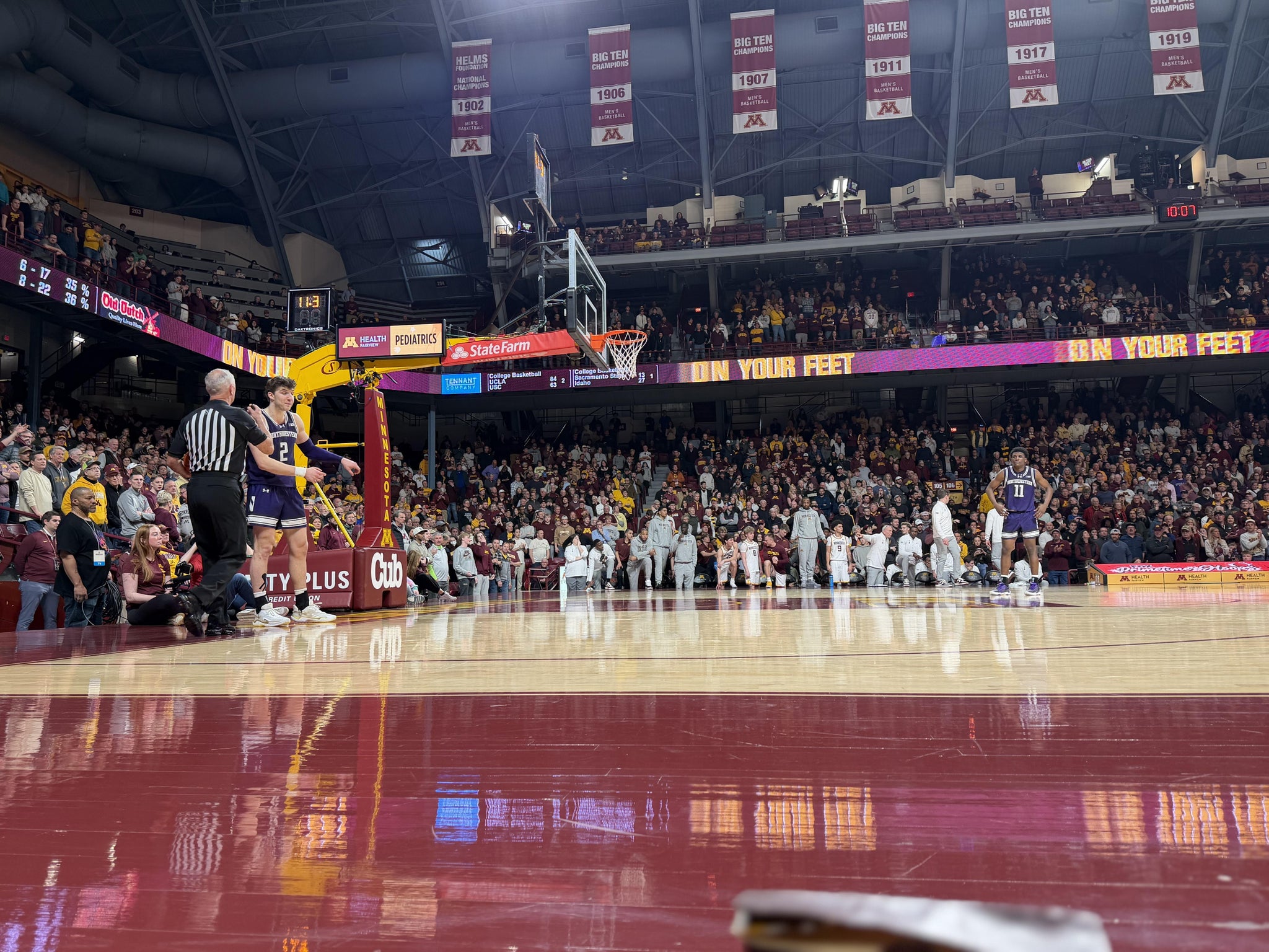 Vue réelle des fans prise de la Courtside au site Williams Arena par Lori A