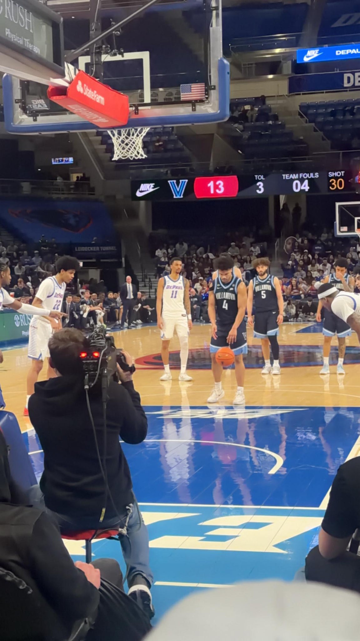 Vue réelle des fans prise de la Section 102 au site Wintrust Arena par Nekeisha G