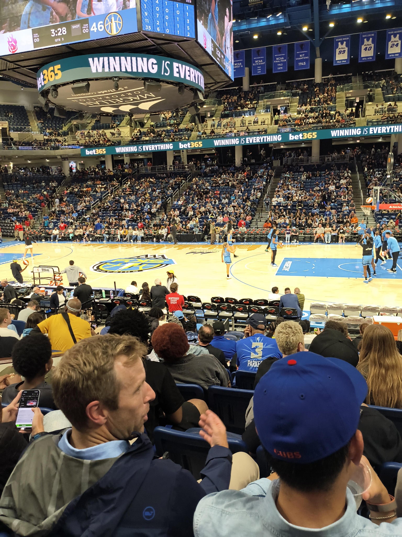 Vue réelle des fans prise de la Section 107 au site Wintrust Arena par Emma K