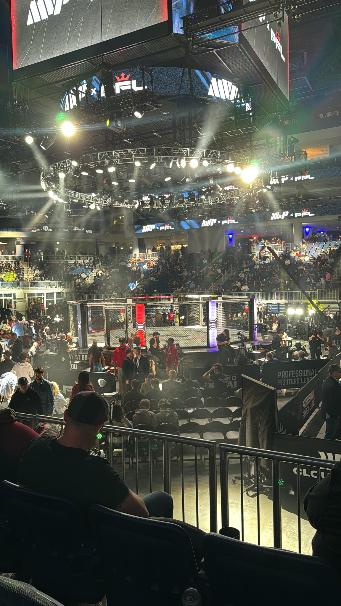 Vue réelle des fans prise de la Section 123 au site Wintrust Arena par Carter K