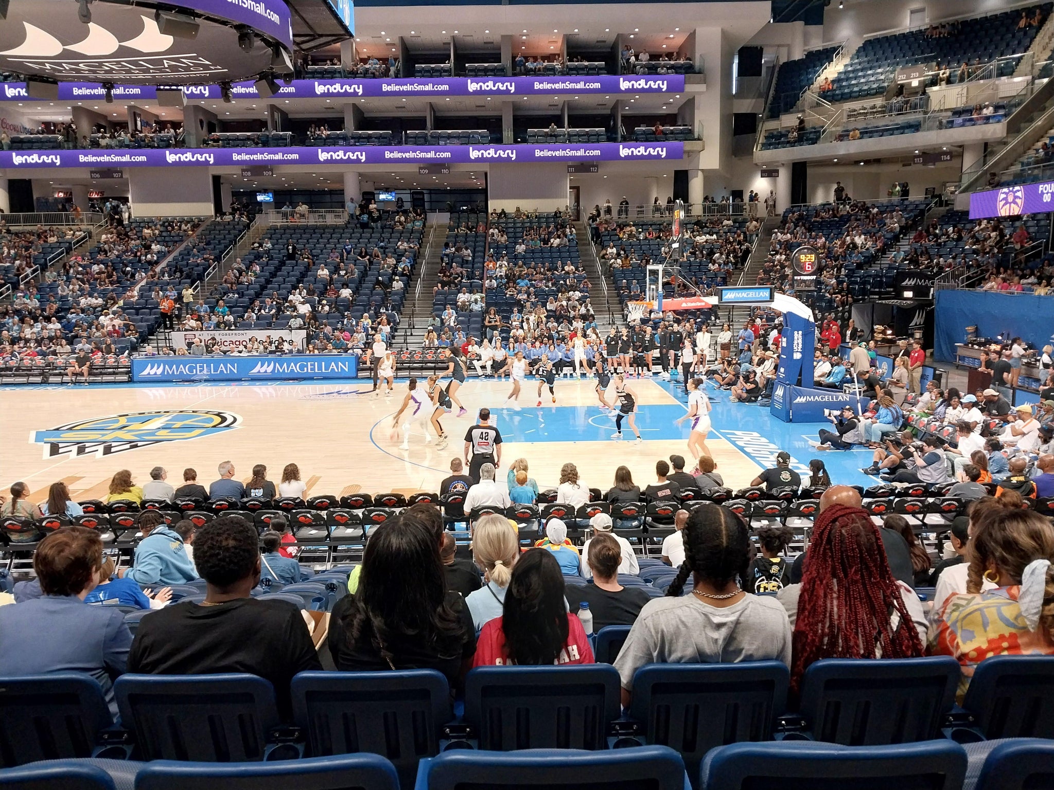 Vue réelle des fans prise de la Section 123 au site Wintrust Arena par Stephanie E