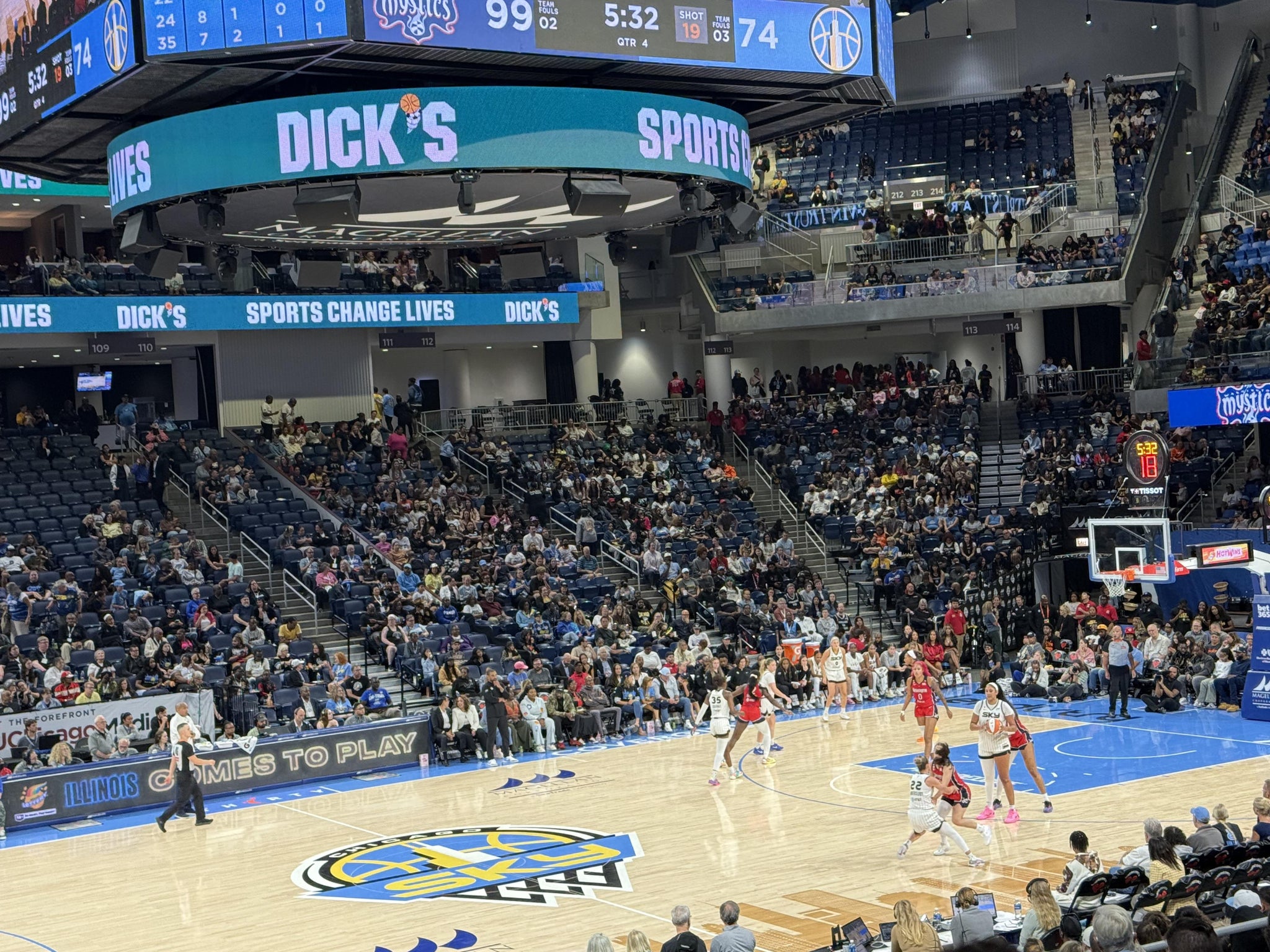 Vue réelle des fans prise de la Section 125 au site Wintrust Arena par Gashawn A