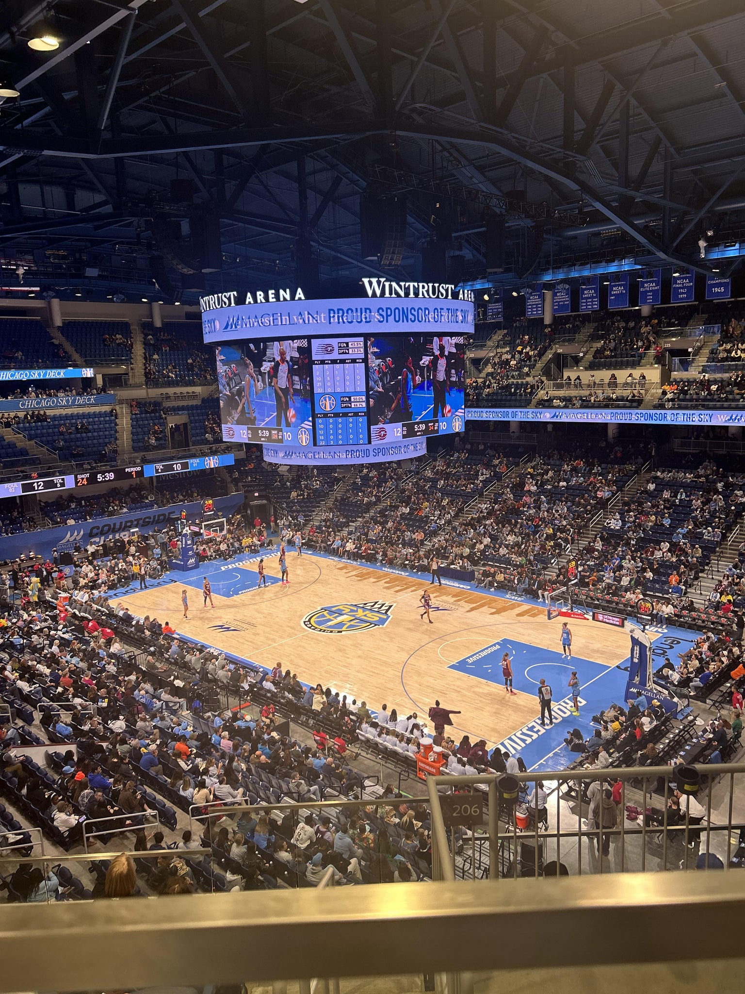 Vue réelle des fans prise de la Section 206 au site Wintrust Arena par Michael Z