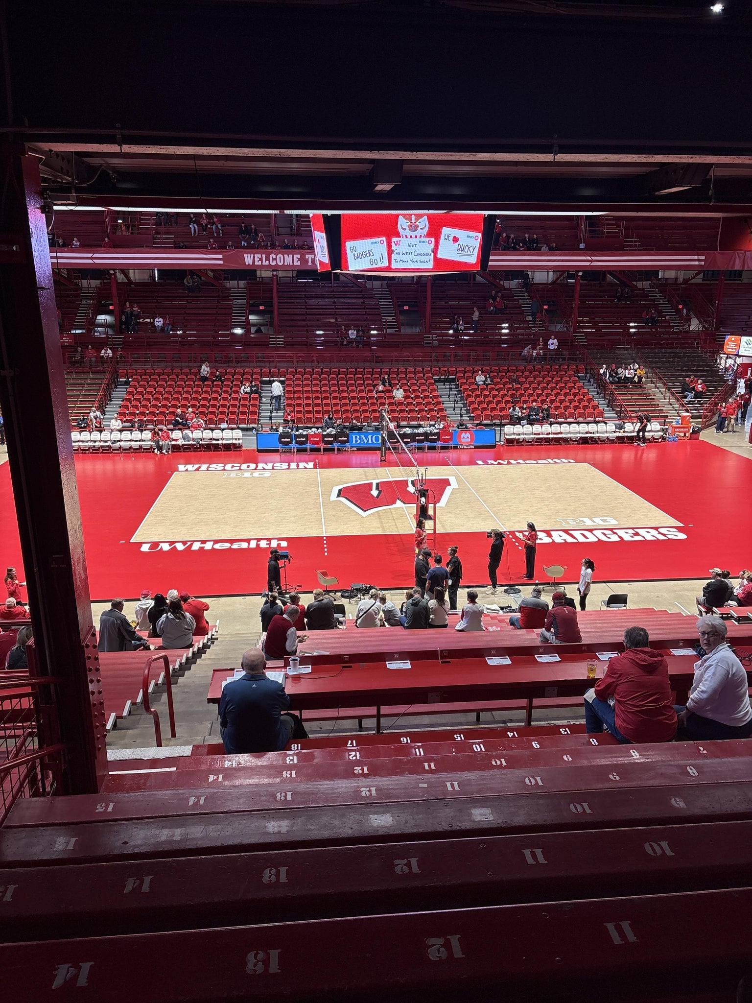 Vue réelle des fans prise de la Section R au site Wisconsin Field House par Hillary H