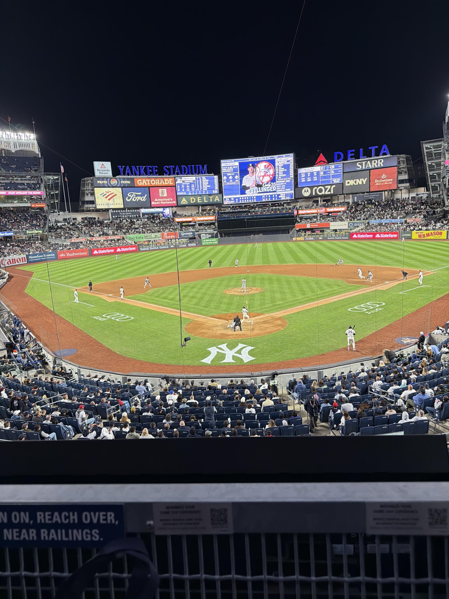 Vue réelle des fans prise de la Delta Suite 220 B au site Yankee Stadium par Daniel R