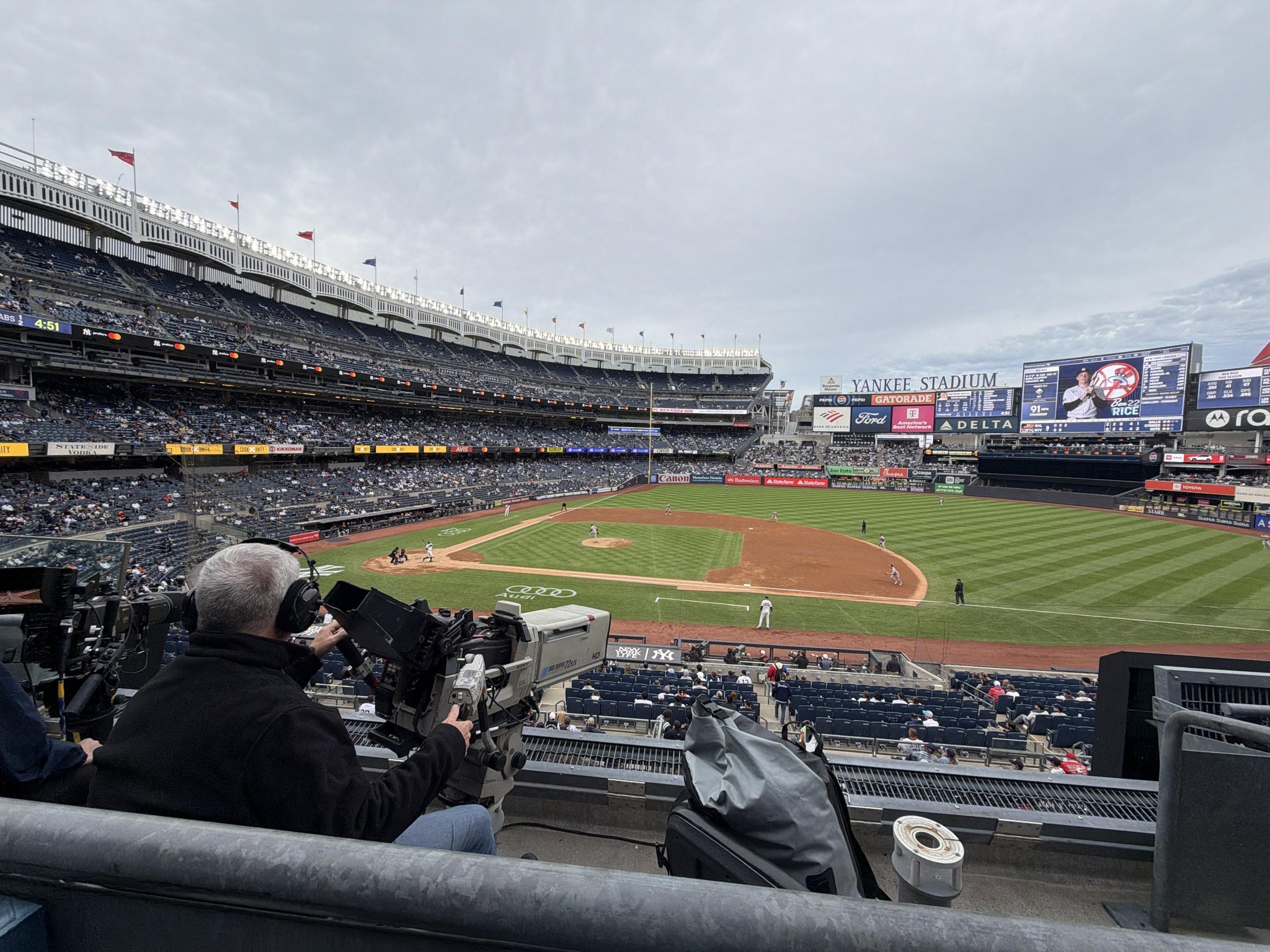 Vue réelle des fans prise de la Main Level 215 au site Yankee Stadium par Gaetano D
