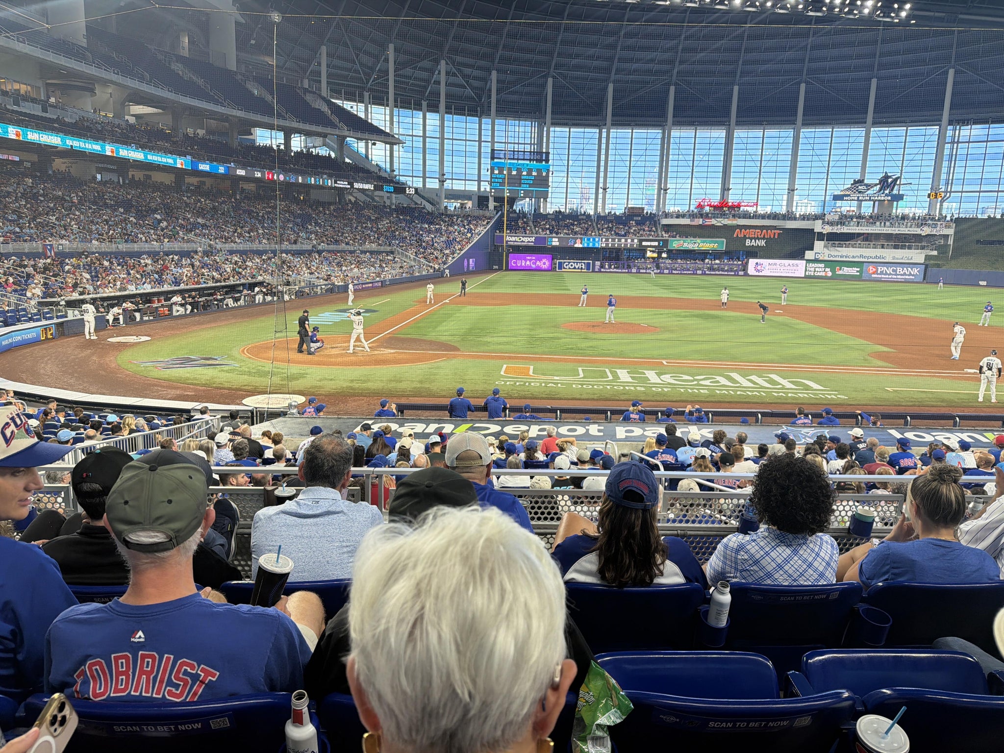 Vue réelle des fans prise de la Home Plate Box 10 au site loanDepot park par Stephen T