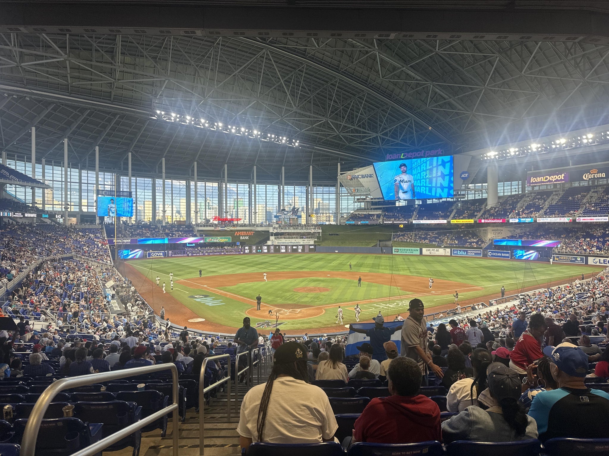 Vue réelle des fans prise de la Home Plate Box 13 au site loanDepot park par Rodney G
